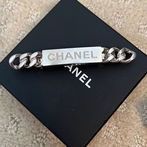 -CHANEL SILVER METALLIC HAIR CLIP